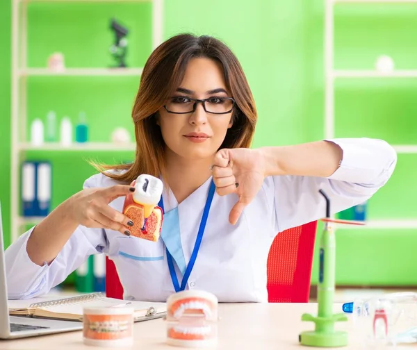 Mujer dentista trabajando en implantes dentales —  Fotos de Stock