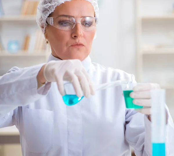 Vrouw chemicus werkt in ziekenhuis kliniek lab — Stockfoto