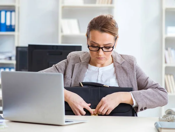 Empregada empregada do negócio que trabalha no escritório — Fotografia de Stock