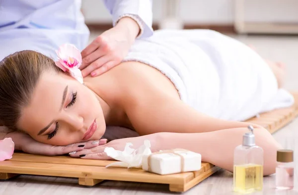 Young woman during spa procedure in salon — Stock Photo, Image