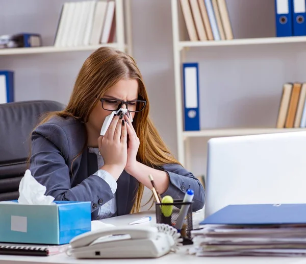 Affärskvinna anställd sjuk på kontoret — Stockfoto