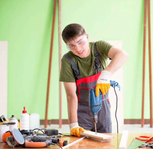 Jeune homme charpentier travaillant en atelier — Photo