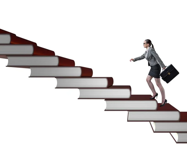 Estudiante empresaria escalando la escalera de los libros de educación — Foto de Stock