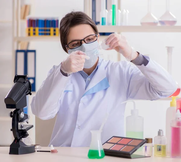 Laboratorium chemicus controleren schoonheid en make-up producten — Stockfoto
