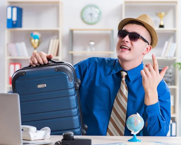 Jonge werknemer bereidt zich voor op vakantie — Stockfoto