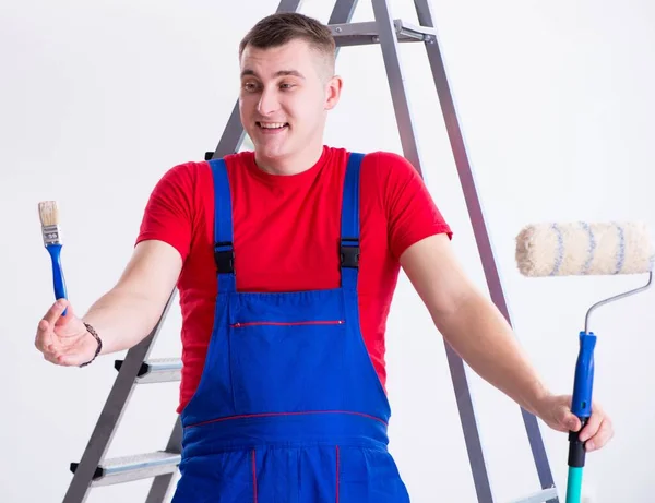 Pintor masculino preparándose para trabajos de pintura en obra — Foto de Stock