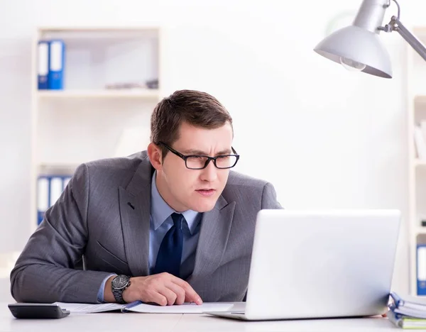 Junge hübsche Geschäftsfrau arbeitet im Büro am Schreibtisch — Stockfoto