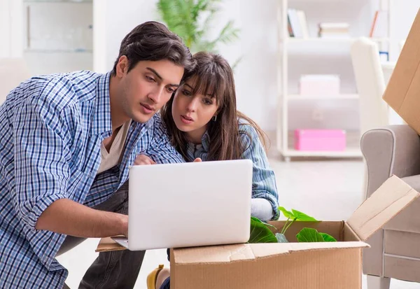 Jeune famille emménageant dans un nouvel appartement après avoir remboursé une hypothèque — Photo