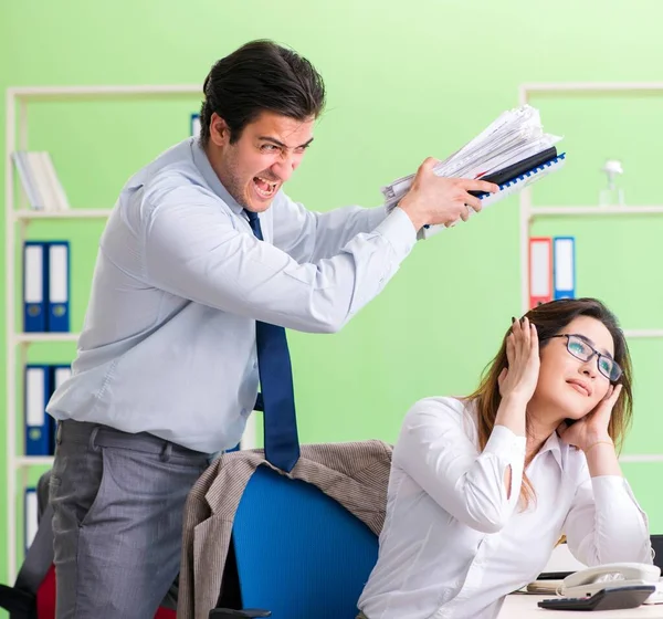 Two colleagues working in the office — Stock Photo, Image