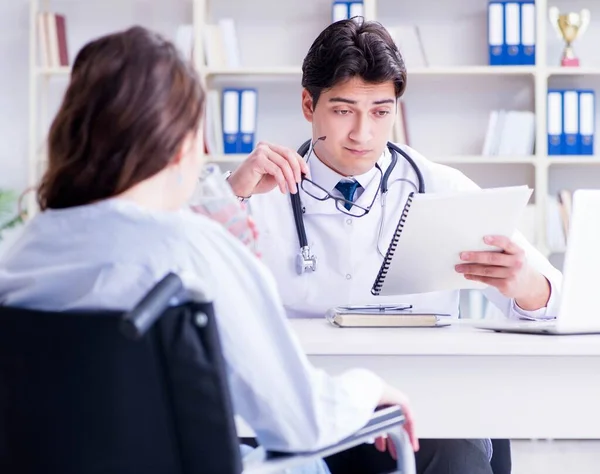 Γυναίκα ασθενής επισκέπτεται αρσενικό γιατρό για τακτική check-up σε hosp — Φωτογραφία Αρχείου