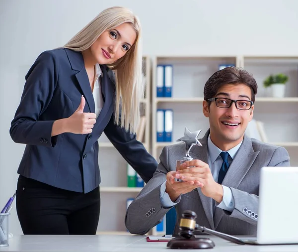 Abogado discutiendo caso legal con cliente —  Fotos de Stock