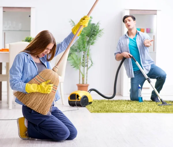 Joven familia limpiando la casa — Foto de Stock