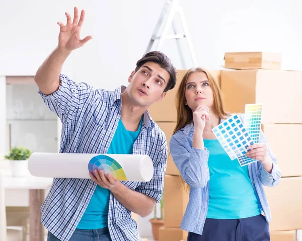 Junge Familie plant Eigenheimsanierung mit Zeichnung — Stockfoto