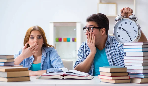 Sınavlara hazırlanmak için iki öğrenci acele ediyor.