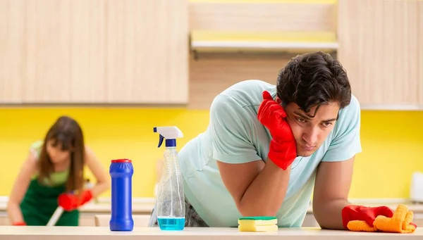 Pareja joven trabajando en la cocina —  Fotos de Stock