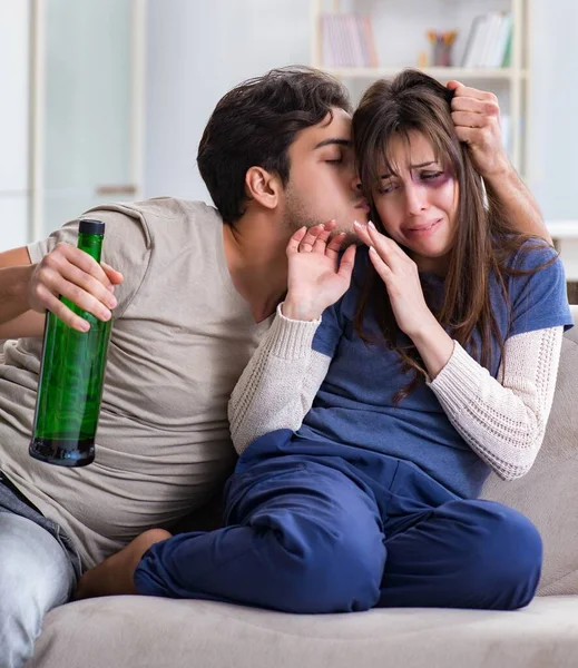 Esposo borracho abusando de su esposa en concepto de violencia doméstica — Foto de Stock