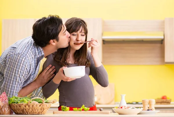 Άνδρας και έγκυος γυναίκα προετοιμασία σαλάτα στην κουζίνα — Φωτογραφία Αρχείου
