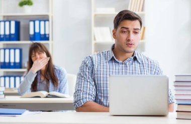 Sınıfta oturan ve okuyan öğrenciler