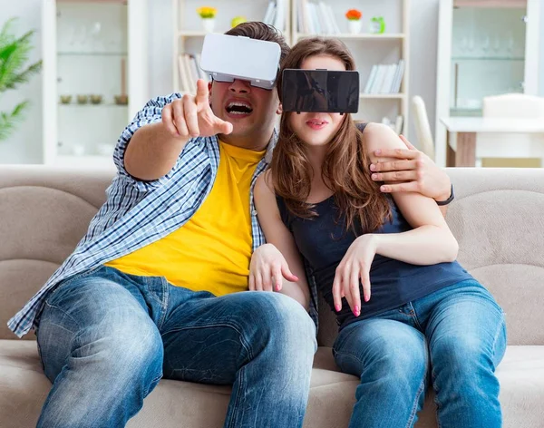 Joven familia jugando juegos con gafas de realidad virtual — Foto de Stock