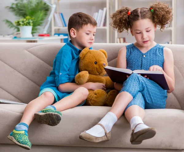 Två barn läser böcker hemma — Stockfoto