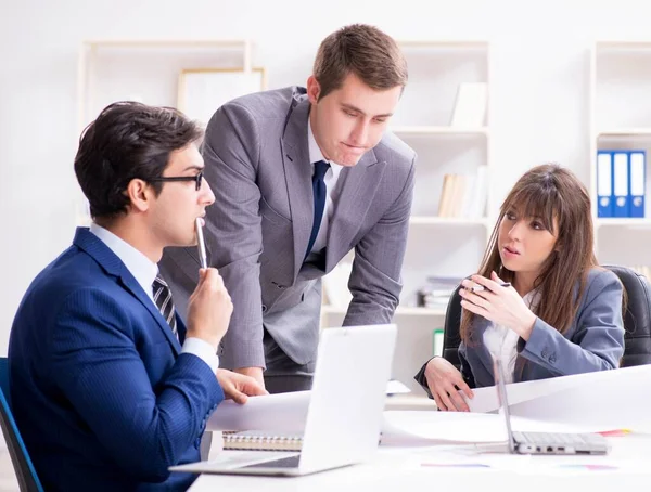 Reunión de negocios con los empleados en la oficina —  Fotos de Stock