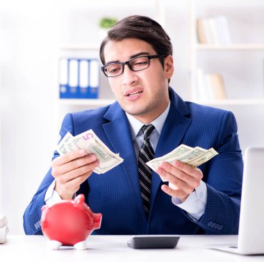 İş adamı kriz sırasındaki birikimlerini düşünüyor.