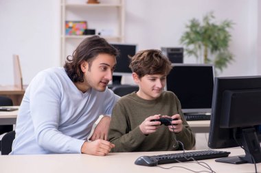 Baba ve Oğul Bilgisayar Oyunları Oynuyor