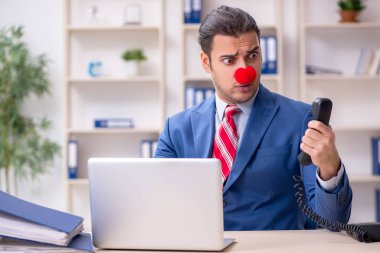 Ofiste çalışan komik bir palyaço.