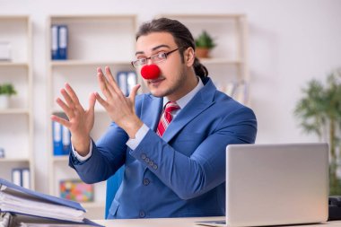 Ofiste çalışan komik bir palyaço.