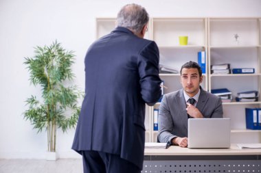 Yaşlı ve genç iş adamları iş görüşmeleri konsepti