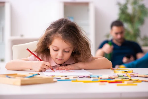 Padre borracho y niña en el interior — Foto de Stock