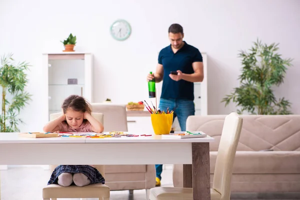 Bêbado pai e menina em casa — Fotografia de Stock