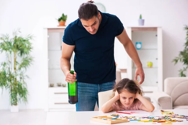 Drunk father and little girl indoors — Stock Photo, Image