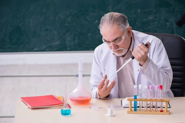 Vecchio scienziato esperto che lavora in laboratorio — Foto Stock