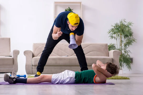 Vater und Sohn beim Sport im Haus — Stockfoto