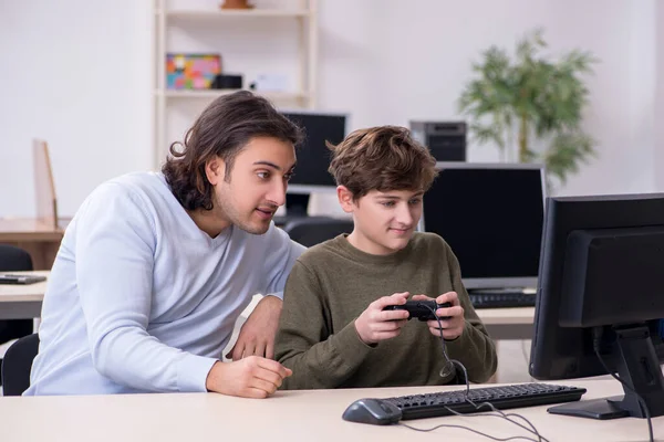 Pai e filho jogando jogos de computador — Fotografia de Stock