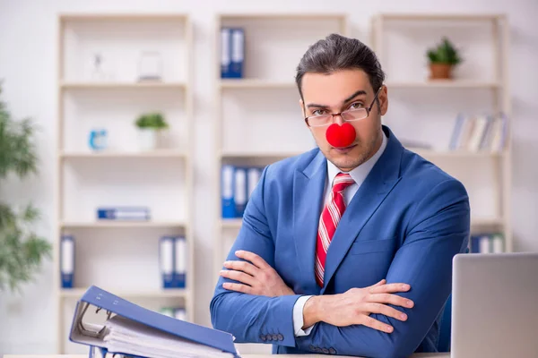 Lustiger Mitarbeiter-Clown im Büro — Stockfoto