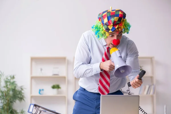 Funny empleado payaso trabajando en la oficina —  Fotos de Stock