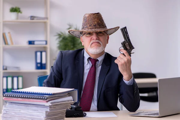 Divertente vecchio capo in cappello da cowboy in ufficio — Foto Stock