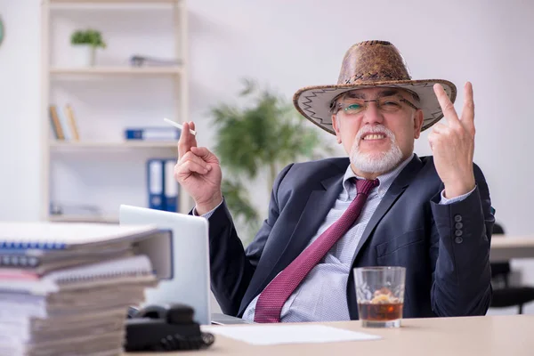 Engraçado velho chefe em chapéu de cowboy no escritório — Fotografia de Stock