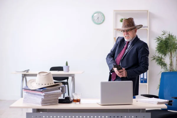 Bos tua lucu dalam topi koboi di kantor — Stok Foto