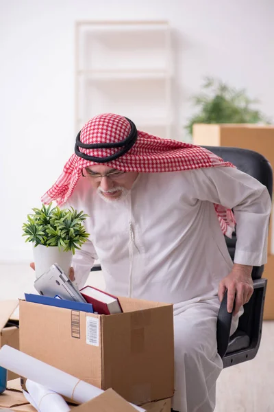 オフィス移転コンセプトの古いアラブビジネスマン — ストック写真