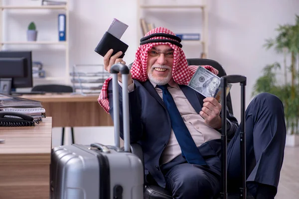 Yaşlı Arap işadamı iş gezisine hazırlanıyor. — Stok fotoğraf