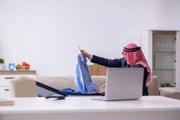 Gamle arabisk affärsman förbereder sig för affärsresa — Stockfoto