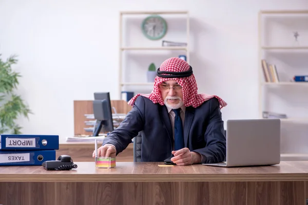 Old arab businessman in the office — Stock Photo, Image