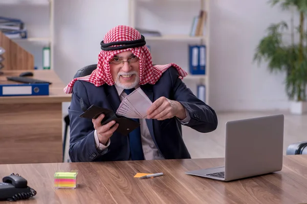 Vieil homme d'affaires arabe dans le bureau — Photo