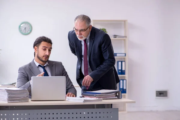 Ancien patron et son jeune assistant travaillant dans le bureau — Photo