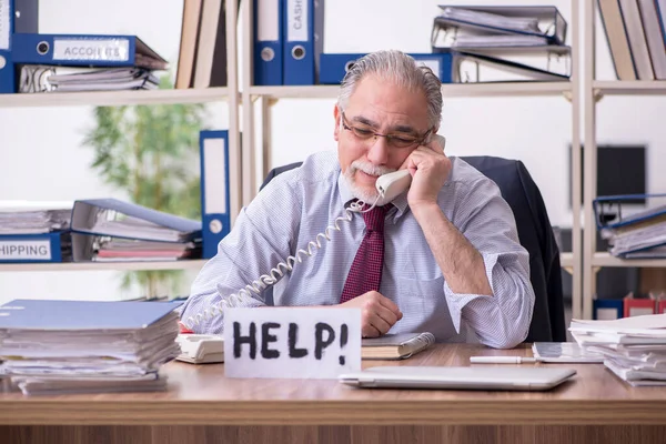 Viejo empleado masculino infeliz con el trabajo excesivo — Foto de Stock