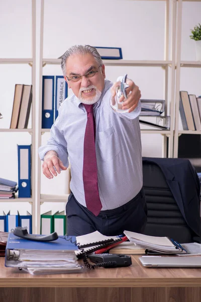 Velho funcionário do sexo masculino infeliz com trabalho excessivo — Fotografia de Stock