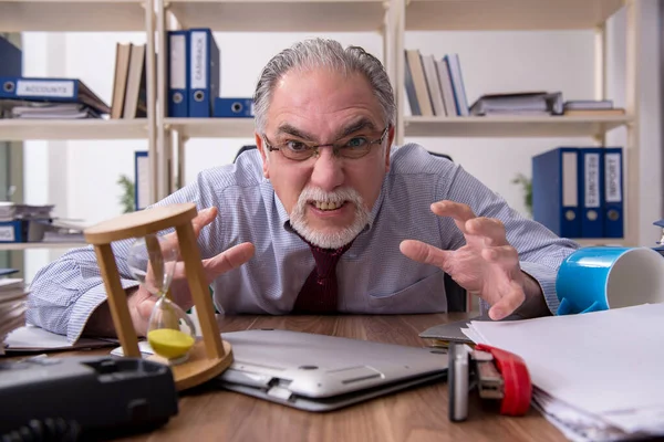 Starý muž zaměstnanec nešťastný s nadměrnou prací — Stock fotografie